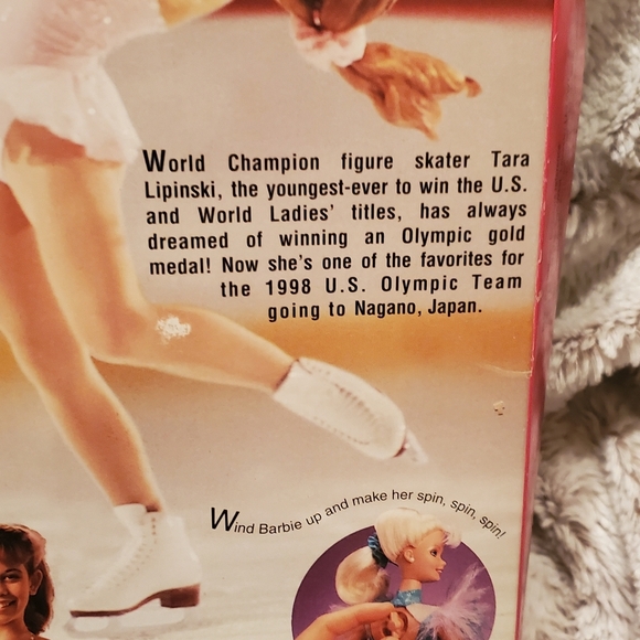 Mattel Barbie 1997 OLYMPIC USA SKATER #18501 SPIN & SKATE Tara Lipinsky NRFB - Picture 8 of 9